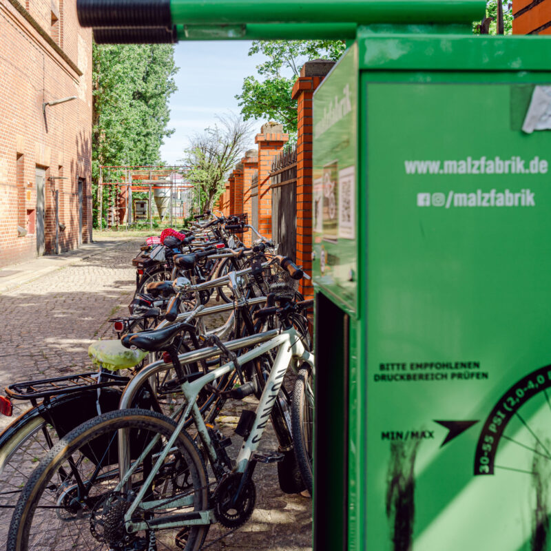Die Fahrradreparaturstation am Eingang